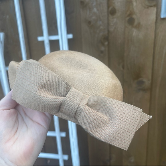 Vintage 1960s Ladies Tan Fur Felt Hat with Back Bow and Hat Box - Picture 6 of 17